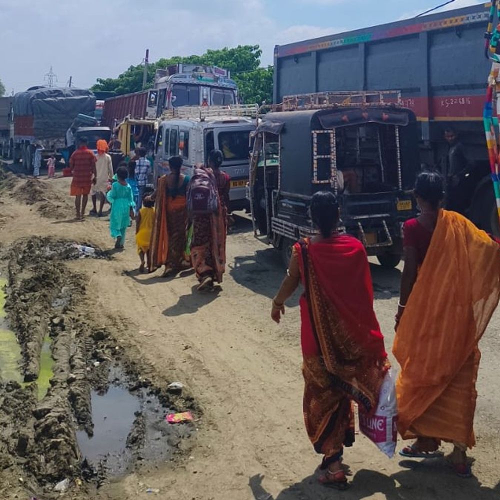 मुंगेर में 5 किमी लंबा जाम:2 ट्रक खराब होने से फोरलेन और मुख्य मार्ग ठप; बस-ट्रक समेत सैकड़ों वाहन फंसे, यात्री परेशान