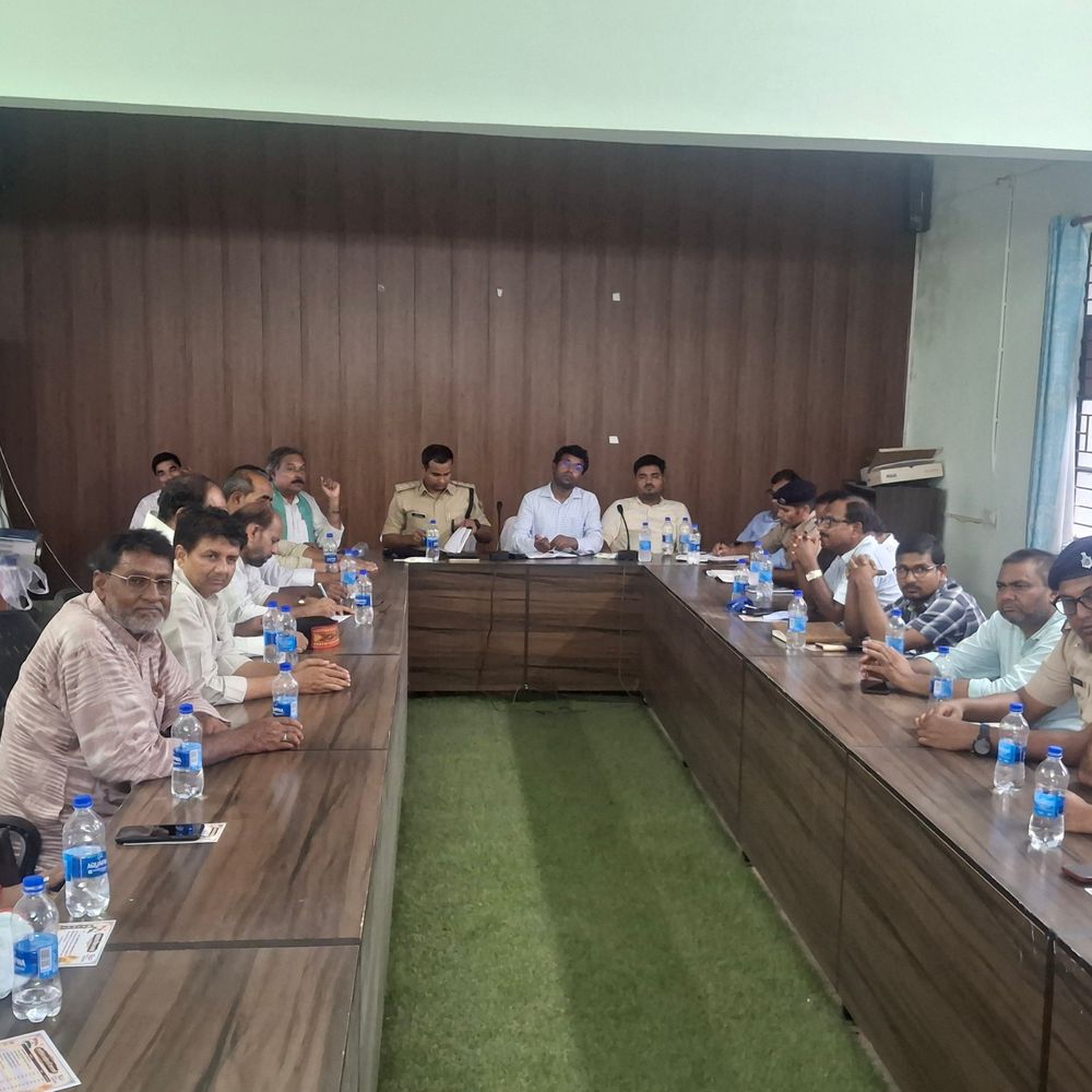 महावीरी झंडा को लेकर शांति समिति की बैठक:ढाका में एसडीएम बोले- अफवाह फैलाने वालों पर कार्रवाई होगी