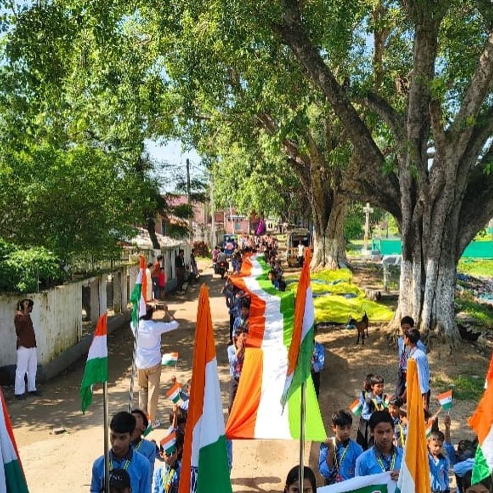 बैदा में छात्रों ने तिरंगा यात्रा निकाली:जमकर देशभक्ति नारे लगाएं, लोगों से घर पर तिरंगा लगाने की अपील