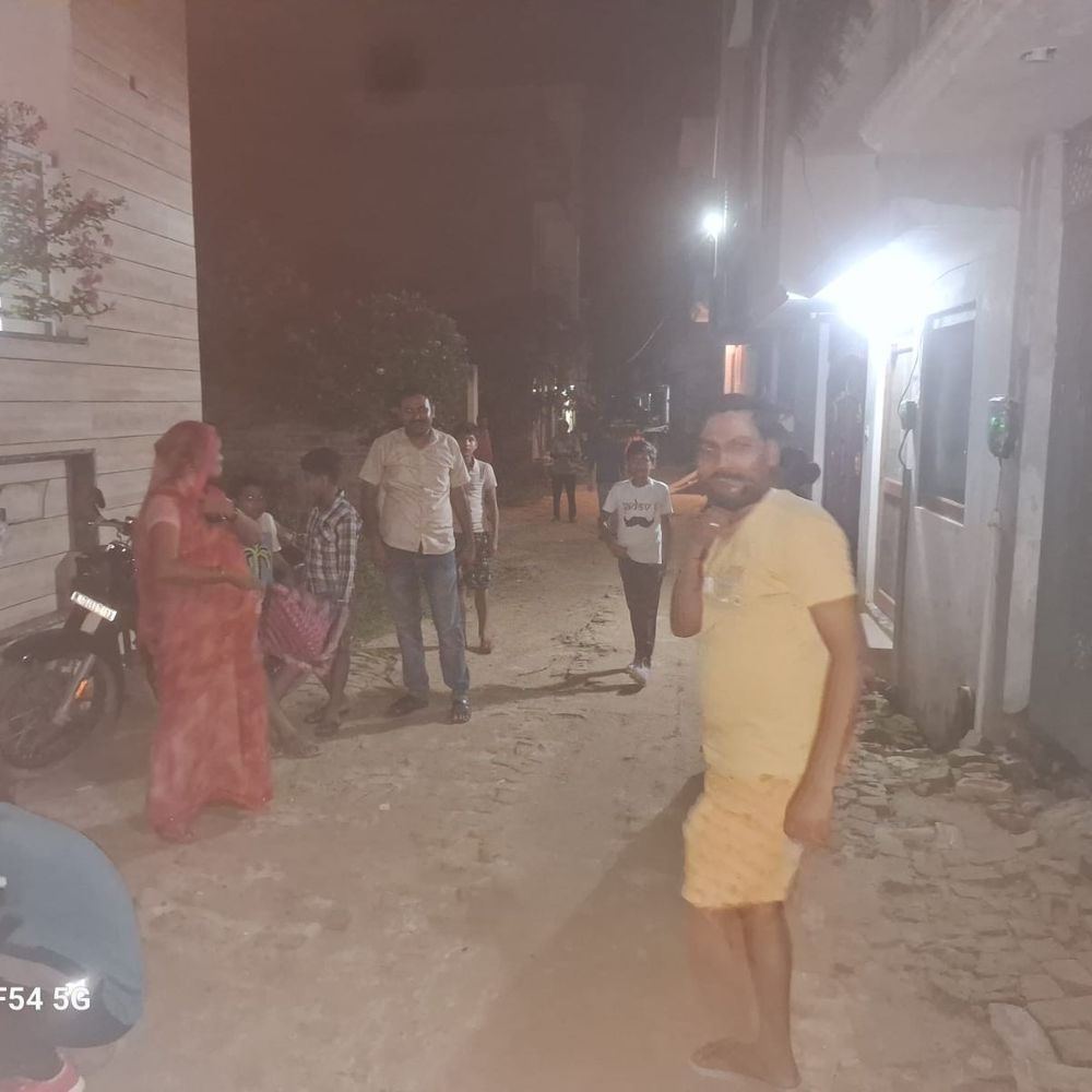 बदायूं में बिजली कटौती से परेशान लोगों ने बिजलीघर घेरा:15 दिन से आपूर्ति लड़खड़ाई, डीएम आवास भी पहुंचे लोग