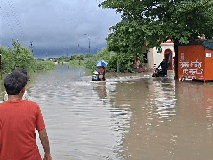 रीवा में बाढ़ से हुजूर में 8392 मकान प्रभावित:सर्वे 3 दिन में पूरा करने के निर्देश, छत किया गया गर्भवती का रेस्क्यू