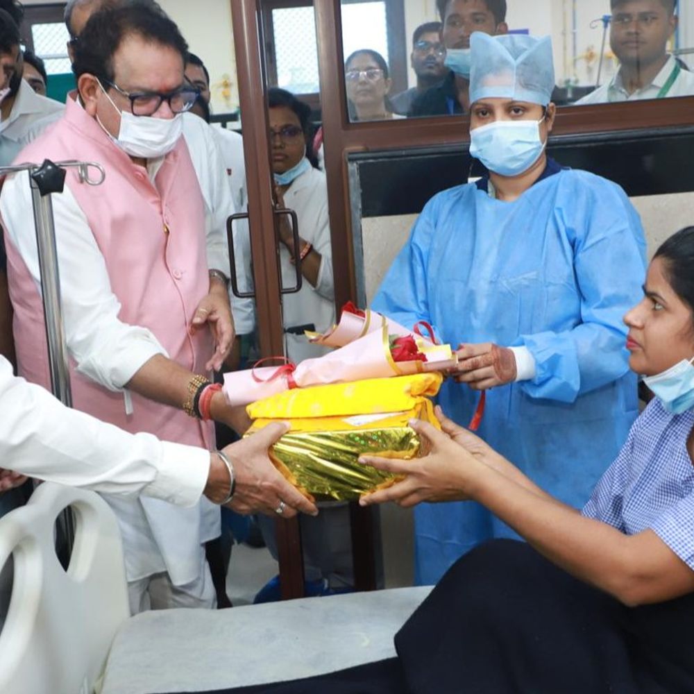 SN किडनी ट्रांसप्लांट टीम का केंद्रीय मंत्री ने किया सम्मान:डोनर पत्नी से मिल दिया उपहार, मेडिकल कॉलेज में पहली बार हुई यह सर्जरी