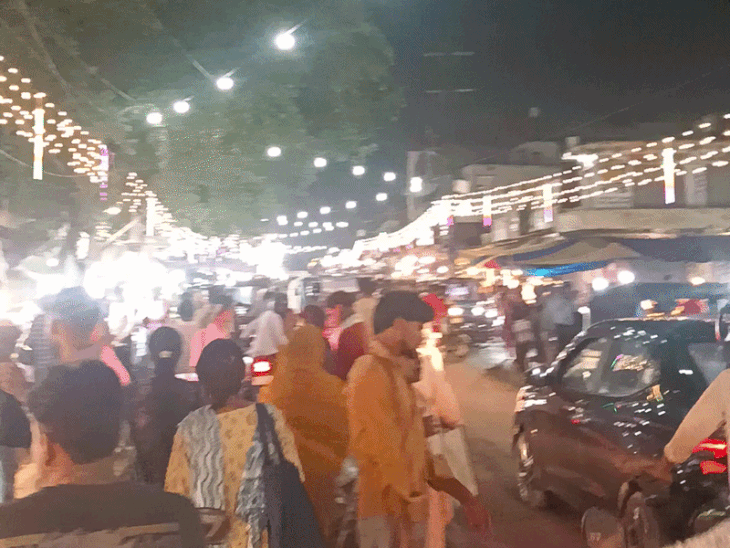 रक्षाबंधन से पहले देर रात तक गुलज़ार रहा बाजार:राखी और घेवर की दुकानों पर रही भीड़, शहर में प्रमुख मार्गों पर लगा जाम
