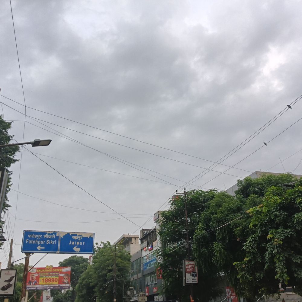 आगरा में सुबह से छाए बादल:दिनभर बनी रहेगी आवाजाही, 35°C तापमान रहने का अनुमान
