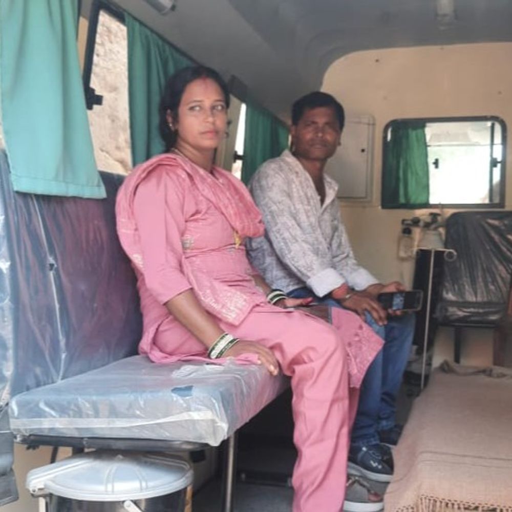 ताजमहल घूमने आई महिला को बंदर ने काटा:नहीं रुक रहा बंदरों का आतंक, पिछली बार कोरिया की महिला को किया था घायल