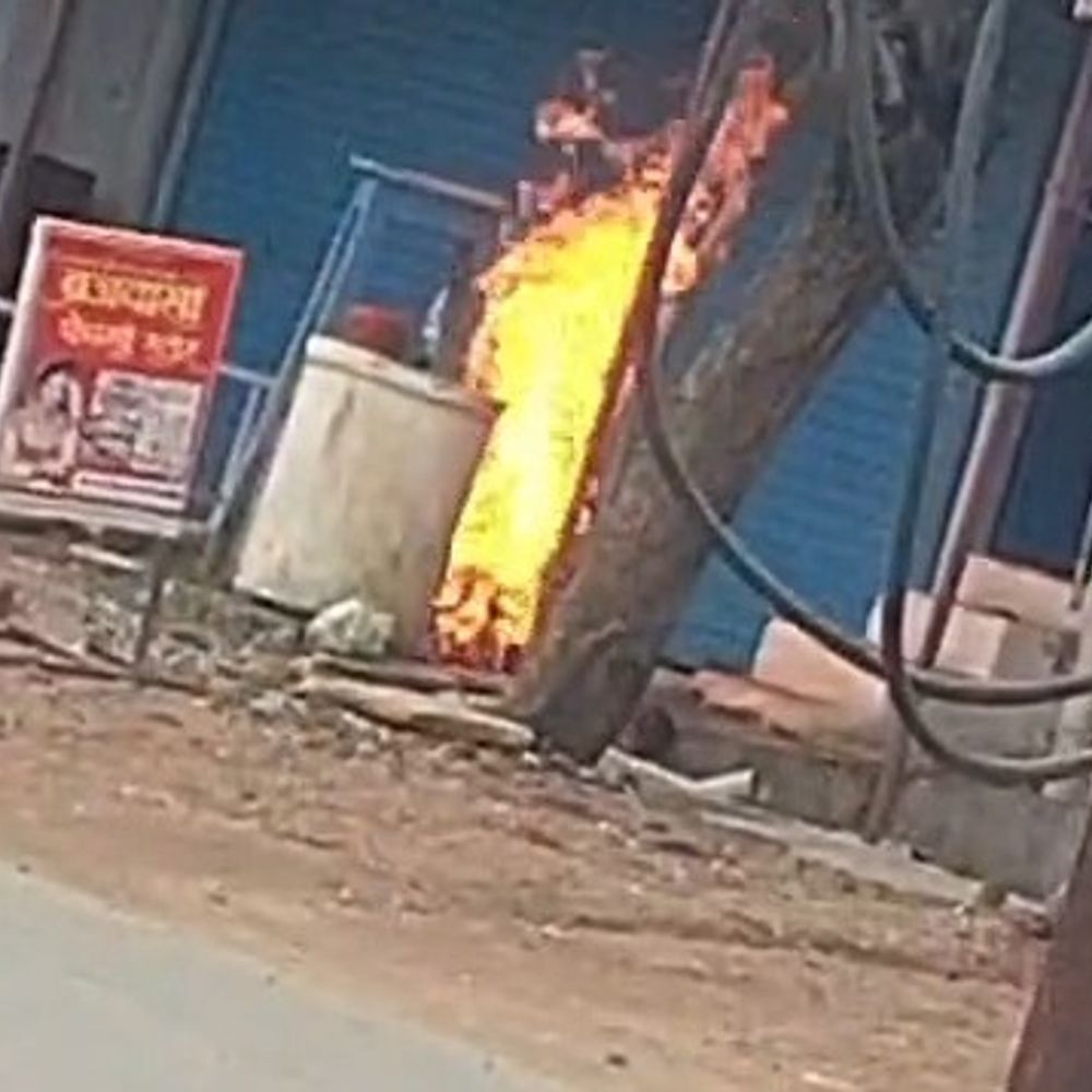 दमोह के पथरिया में गैस सिलेंडर में लगी आग:खाना बनाते समय लीकेज से हादसा, पास ही था गैस गोदाम