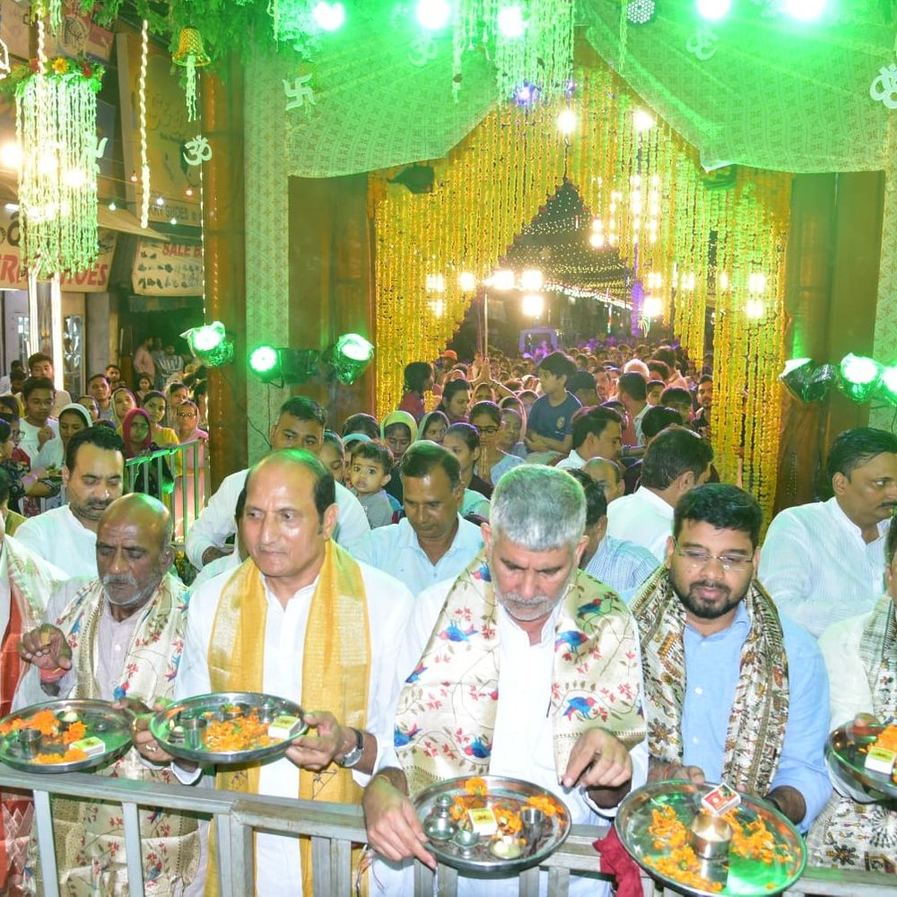 शिव मंदिर में महाआरती में उमड़ा श्रद्धालुओं का सैलाब:शामली में शिव चौक पर गूंजी ‘हर-हर महादेव’ और ‘बम-बम भोले’ का जयघोष