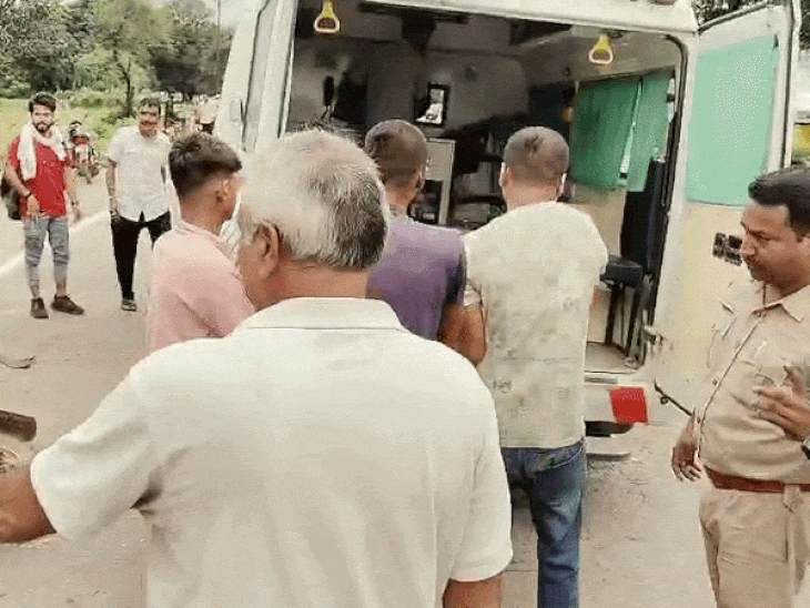 सड़क हादसे में दादा-नातिन समेत 4 की मौत:रक्षाबंधन का सामान खरीदने बाजार आई थीं बच्चियां; बाइक ने स्कूटी में मारी टक्कर