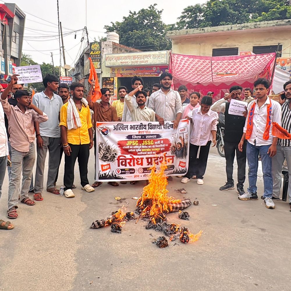 झारखंड भर्ती परीक्षा विवाद पर अभाविप का प्रदर्शन:संभल में सरकार का पुतला फूंका, CBI जांच की मांग