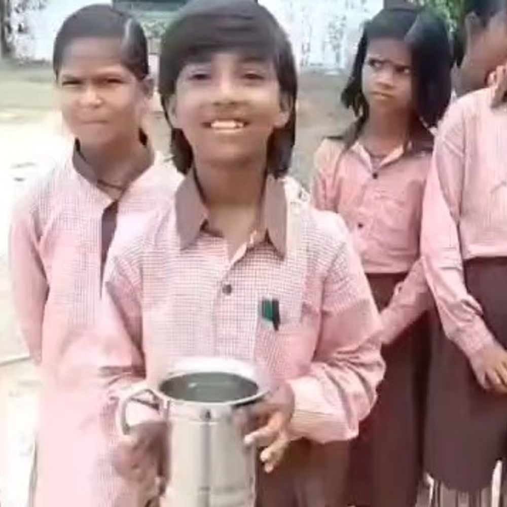 मैनपुरी के स्कूल में गंदा पानी पीने को मजबूर बच्चे:CM योगी से लगाई गुहार: हाथ में कीड़े वाला पानी लेकर वायरल हुआ वीडियो