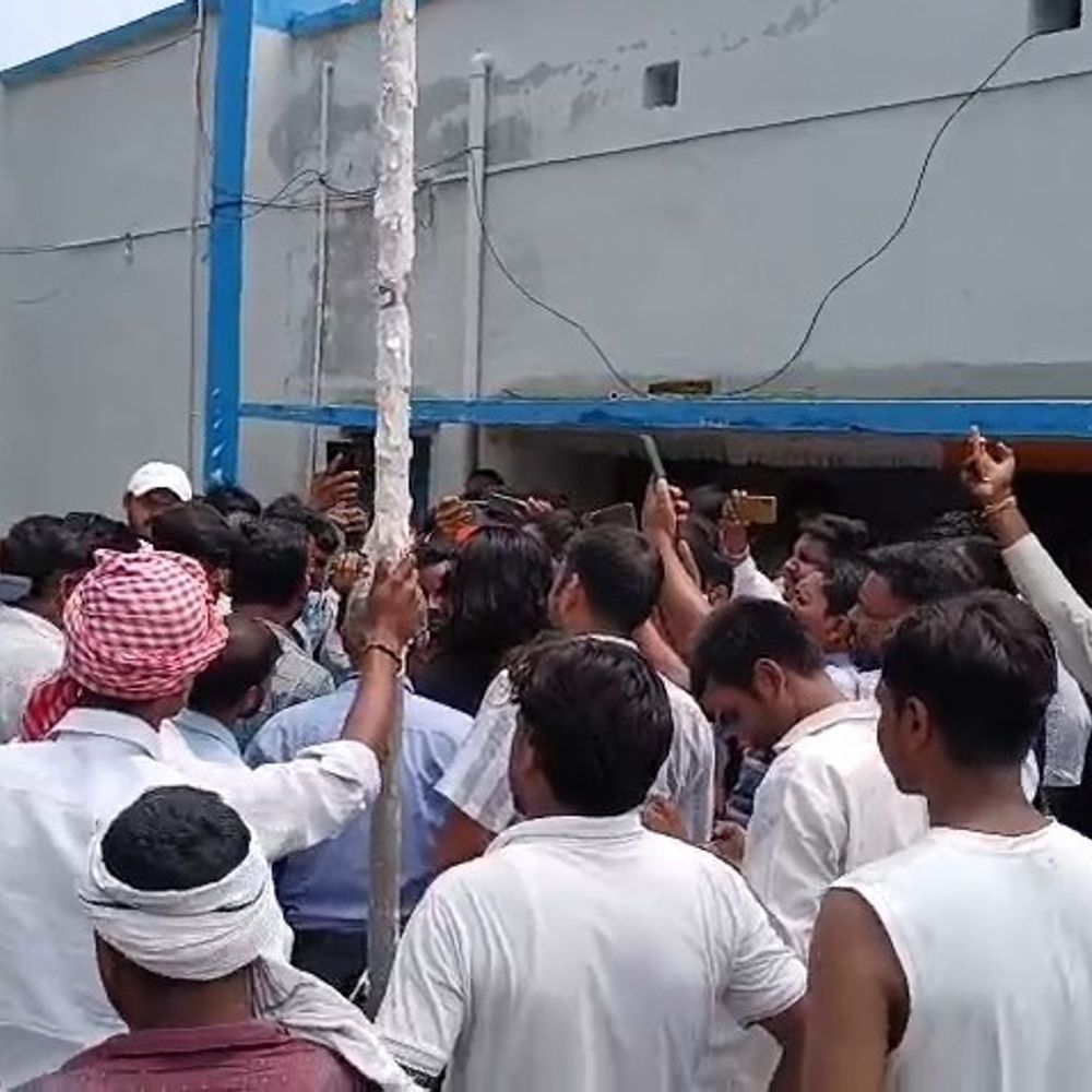 गोपालगंज में बिजली कटौती से भड़के लोग:पावर हाउस का घेराव कर किया प्रदर्शन, कुचायकोट में घंटों बिजली गुल रहने का आरोप