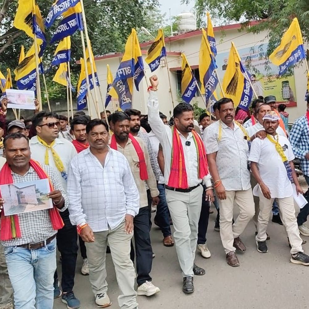 झाबुआ के स्कूलों में अव्यवस्था को लेकर AAPका प्रदर्शन:शिक्षकों की कमी-जर्जर स्कूलों का मुद्दा उठाया, कलेक्ट्रेट पहुंचकर सौंपा ज्ञापन