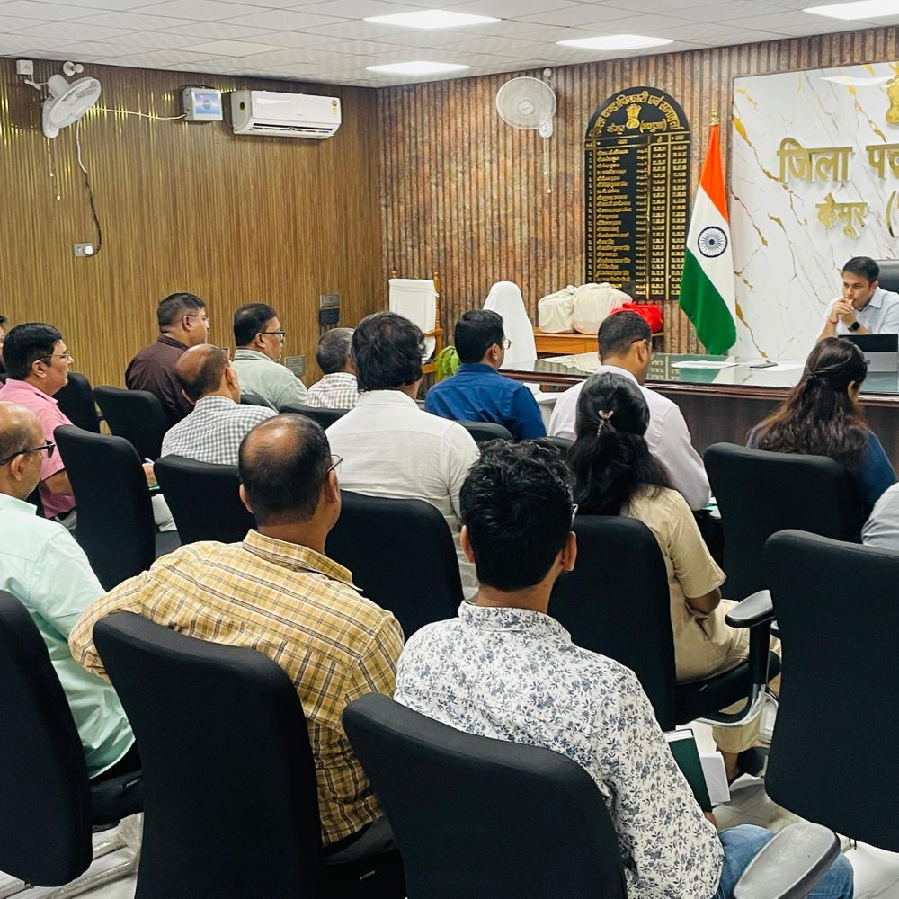 भारतमाला परियोजना-‘2110 रैयतों को ₹211 करोड़ का मुआवजा’:डीएम ने भू-अर्जन की समीक्षा की,लंबित मामले सुलझाने के निर्देश