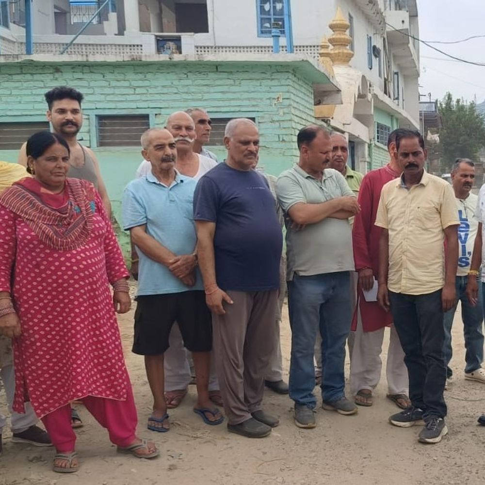 मंडी में खस्ताहाल सड़क के विरोध में प्रदर्शन:रिपेयर नहीं होने पर चक्का जाम की चेतावनी; लोग बोले-घरों में घुस रहा बरसाती पानी