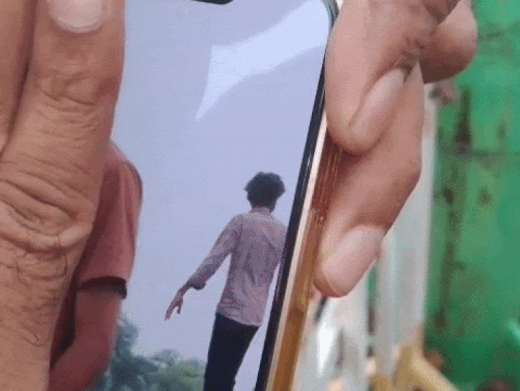 स्टंट करने नदी में कूदे युवक का LIVE VIDEO:रीवा में लड़का अब भी लापता; प्रशासन की अपील- उफनती नदियों के दूर रहें लोग