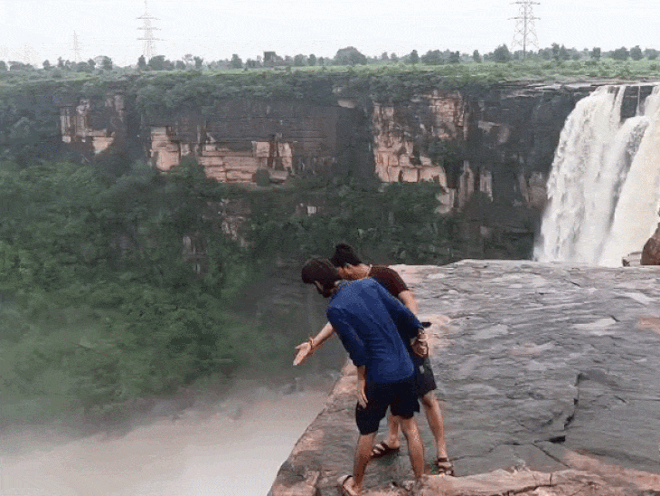 प्रतिबंध के बावजूद वाटरफॉल-नदी किनारे पहुंच रहे सैलानी:रीवा में सुरक्षा को ताक पर रखकर सेल्फी और स्टंट, पहले भी हो चुकी कई घटनाएं