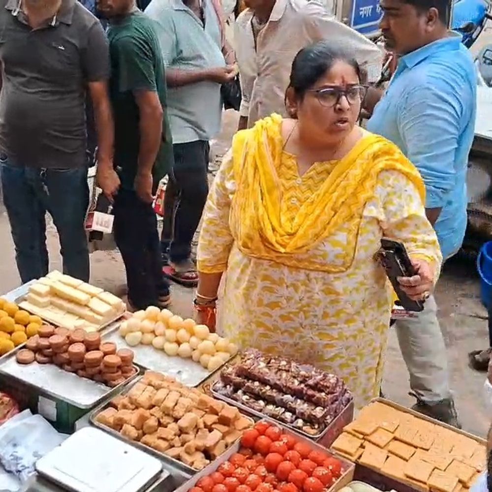 कैमूर में मिठाई दुकानों पर रेड, 18 ठिकानों की जांच:रक्षाबंधन पर मिलावट रोकने भभुआ-मोहनिया में सघन जांच, जुर्माने की चेतावनी