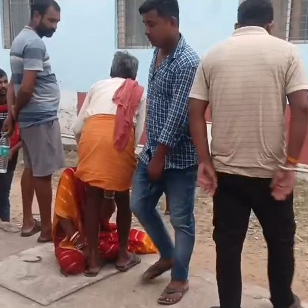 सीतामढ़ी में ऑटो ने युवक को कुचला:मौत; काम करके परिवार का सहारा था बिपिन, हादसे के बाद चालक फरार