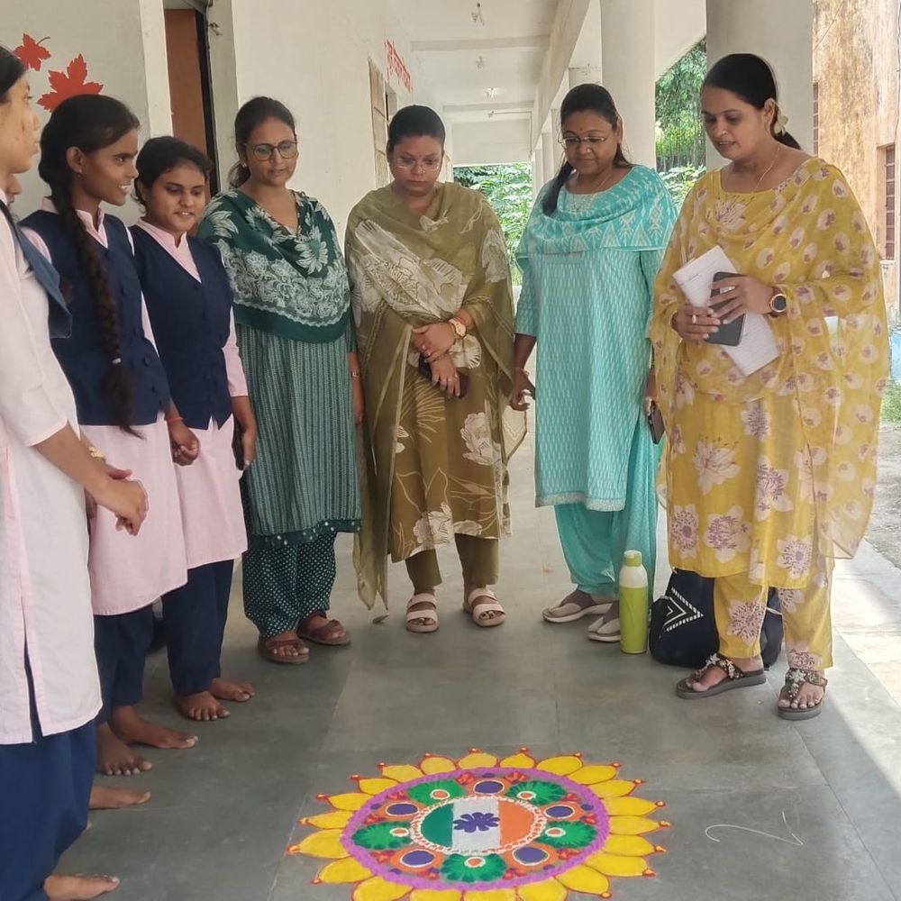 काशी नरेश विश्वविद्यालय में रंगोली-राखी प्रतियोगिता:छात्रों ने तिरंगा, राष्ट्रीय एकता पर आधारित कलाकृतियां बनाई