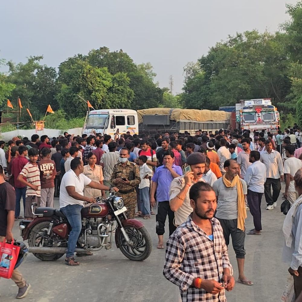 गोपालगंज-सिवान सीमा पर ट्रॉली ने रेलवे गेटमैन को कुचला:मौके पर मौत; नई बाइक की पूजा कर लौट रहे थे, हादसे के बाद सड़क जाम