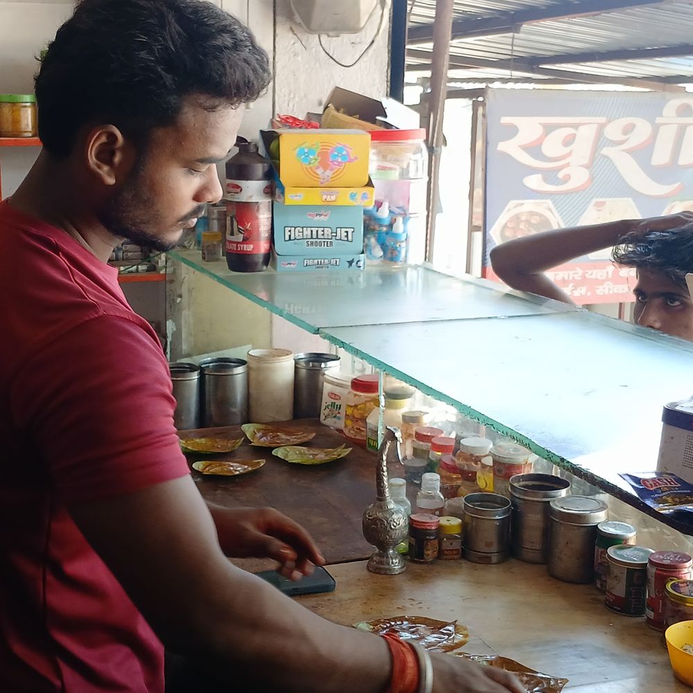 गुवाहाटी से लौटे तो गांव में खोली पान की दुकान:20 से 2500 रुपये तक के पान, रोजाना 10 हजार कमाई, गोपालगंज की VIP पान दुकान में शामिल