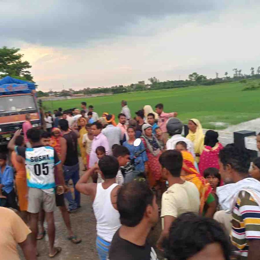मोतिहारी में तेज रफ्तार कार ने ई-रिक्शा में मारी टक्कर:नाबालिग की मौत, 6 घायल 4 मोतिहारी रेफर, 3 हिरासत में