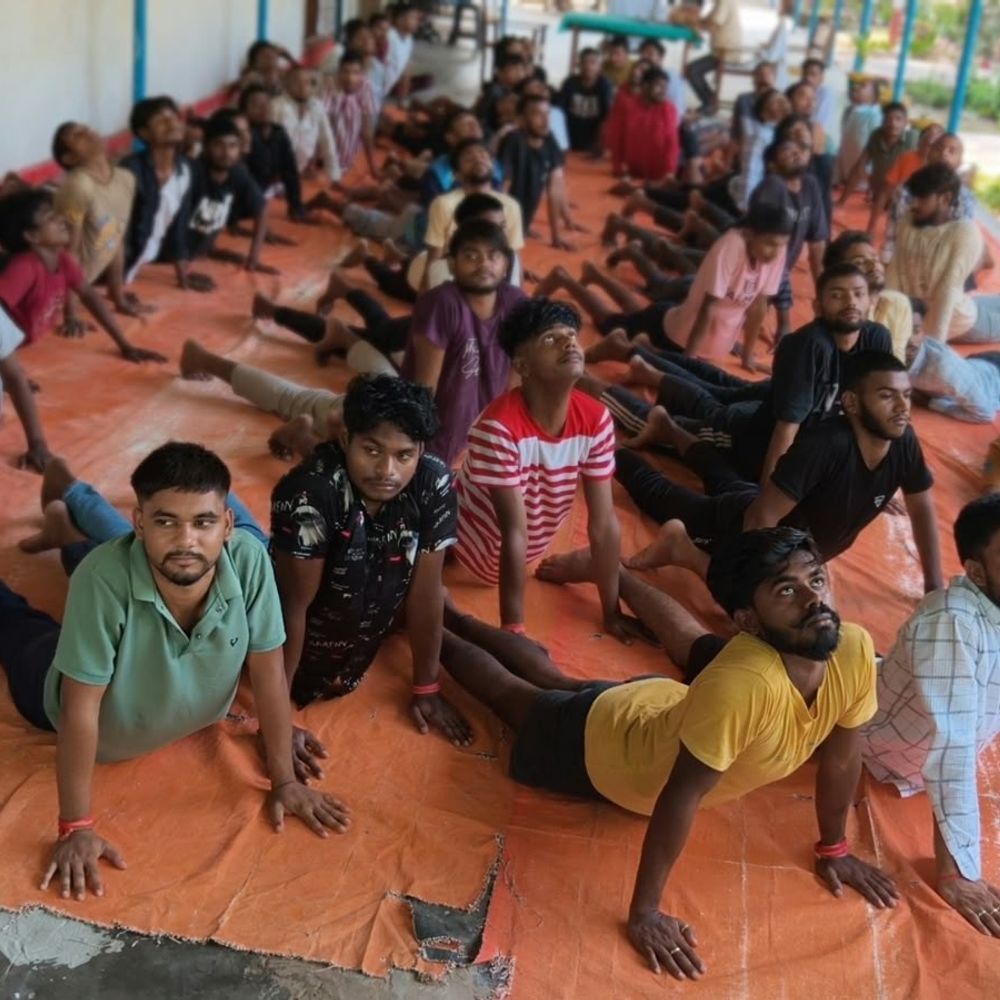 गाजीपुर जेल में 105 बंदियों ने किया योग:सूर्य नमस्कार से भ्रामरी तक आसन कराए गए, 10 महिला और 95 पुरुष बंदी हुए शामिल