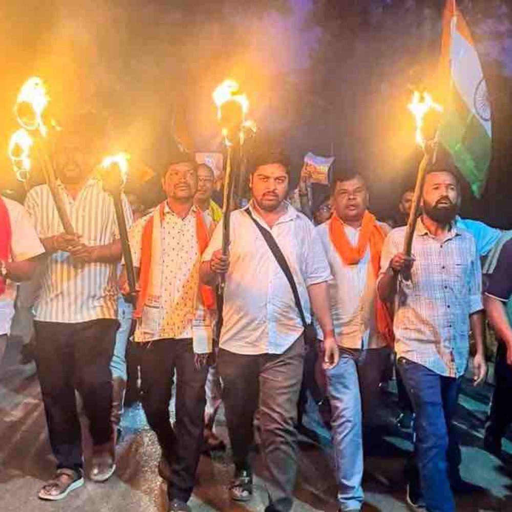 बीजापुर में भाजयुमो ने निकाली मशाल यात्रा:वंदे मातरम् के कथित अपमान के विरोध में प्रदर्शन,तिरंगा लेकर कांग्रेस कार्यालय पहुंचे कार्यकर्ता