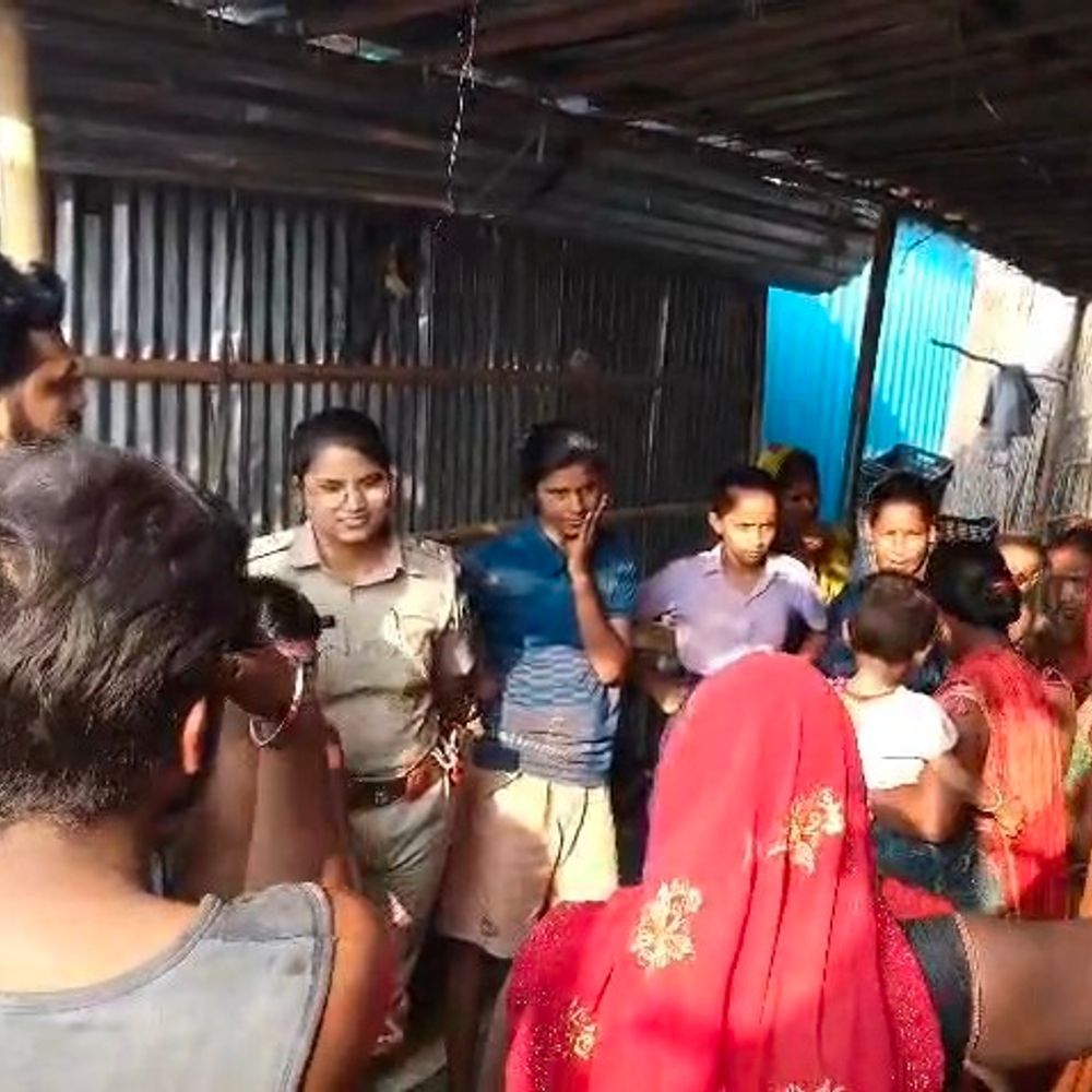 कटिहार में धान के खेत में मिली नवजात बच्ची:मां छोड़कर हुई फरार, ग्रामीणों ने बचाई जान, चाइल्ड हेल्पलाइन की टीम को सौंपा