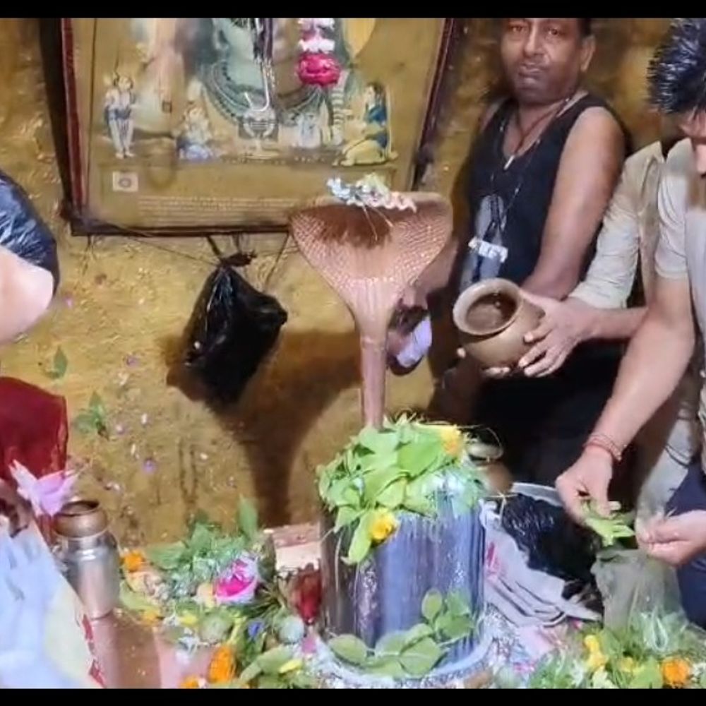 बांदा के बामदेव मंदिर में उमड़ी भक्तों की भीड़:सावन के तीसरे सोमवार और नाग पंचमी पर किया जलाभिषेक