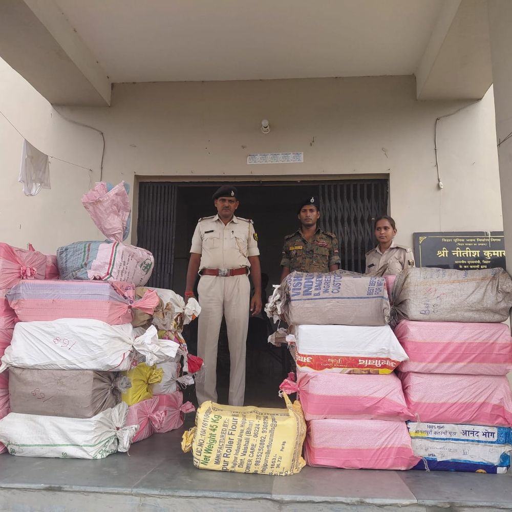 मिनी ट्रक से 707.4 लीटर कोडिनयुक्त कफ सिरप पकड़ी:बैरागाछी पुलिस ने वाहन चेकिंग में की बड़ी कार्रवाई, चालक फरार