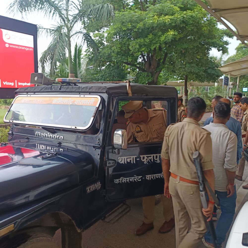 वाराणसी एयरपोर्ट पर फायरिंग से सुरक्षा पर सवाल:हाईअलर्ट के बीच टर्मिनल में कैसे पहुंचा लोडेड असलहा, सप्ताह भर में दूसरी घटना