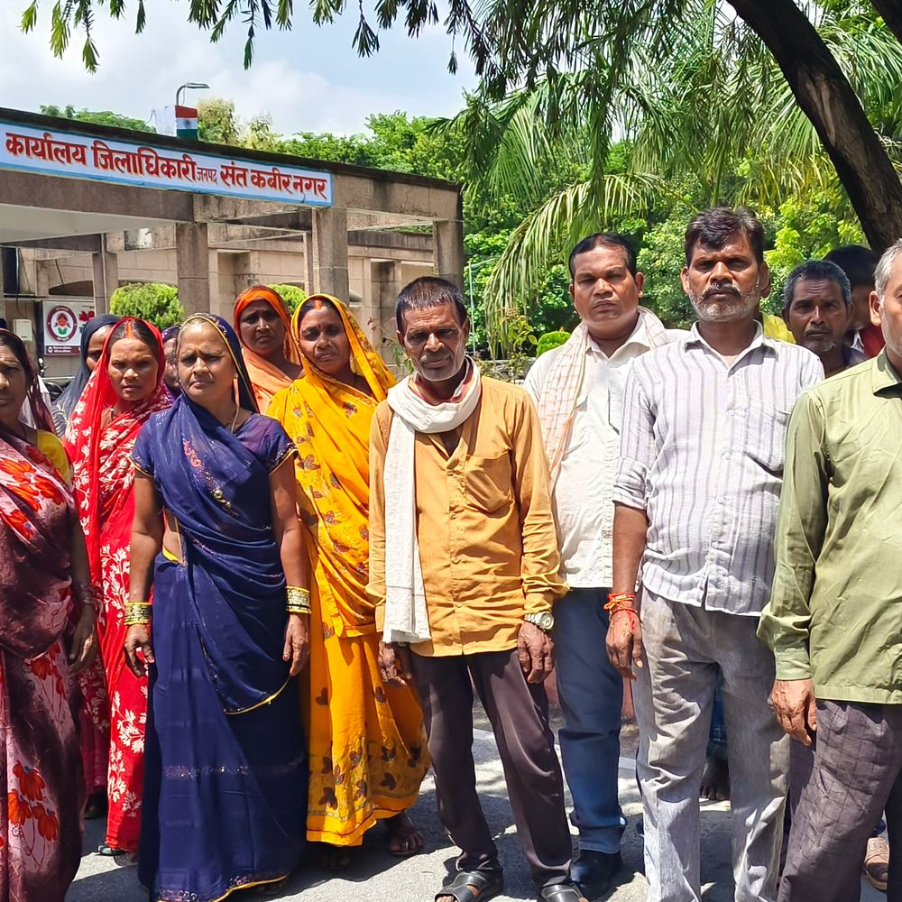 संतकबीरनगर में सार्वजनिक नाली में मिट्टी डालकर जल निकासी रोकी:ग्रामीणों ने डीएम से की शिकायत, लोगों का घर से निकलना मुश्किल