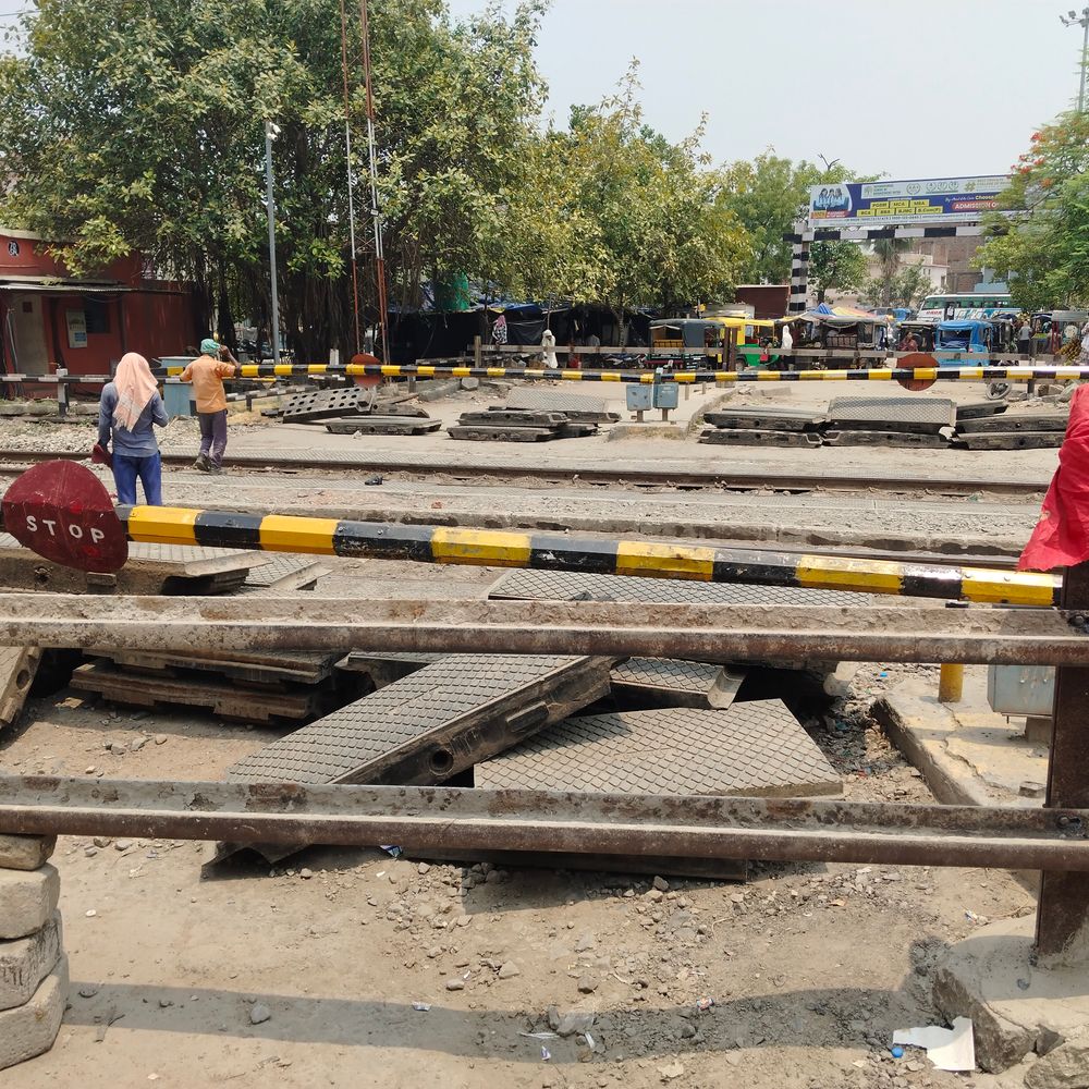 इटाढ़ी रेलवे गुमटी खोलने को सैद्धांतिक अनुमति मिली:बक्सर में ट्रैफिक जाम की समस्या से लोगों को मिलेगी राहत