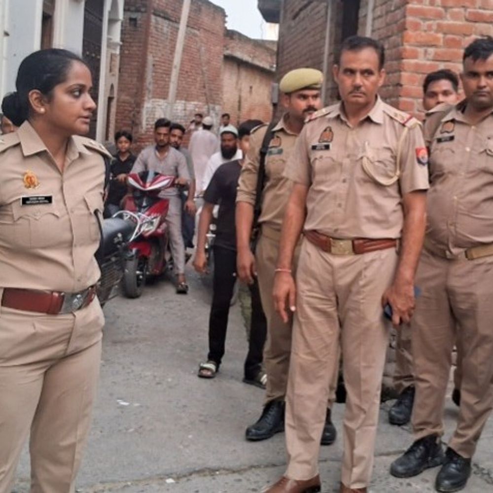 मकान के ताले तोड़कर लाखों की चोरी:परिवार दिल्ली में था, घर पहुंची बहन ने बिखरा सामान देखा; ASP ने किया निरीक्षण