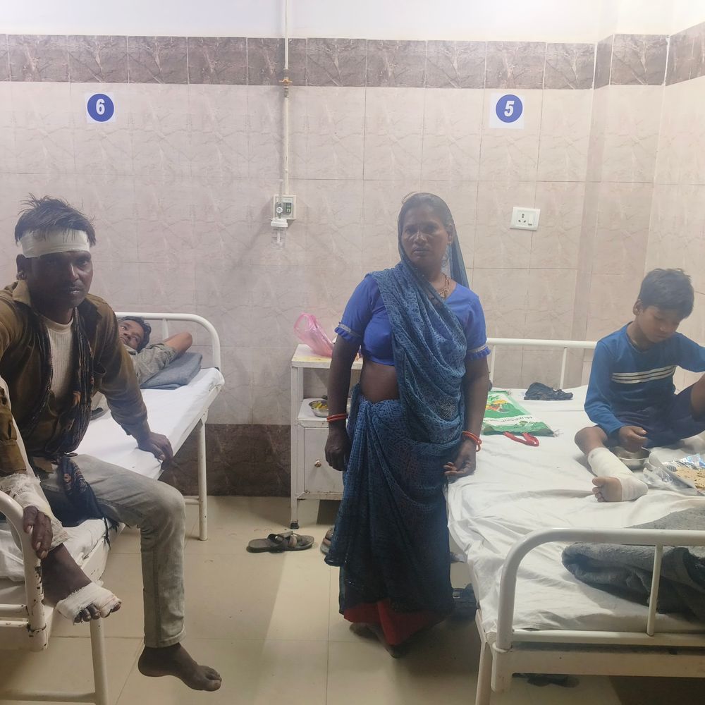 महू-नसीराबाद हाईवे पर ट्रैक्टर ने बाइक को मारी टक्कर:पिता के सिर पर चोट, 9 साल के बेटे का पैर फ्रैक्चर; पत्नी और दूसरा बेटा सुरक्षित