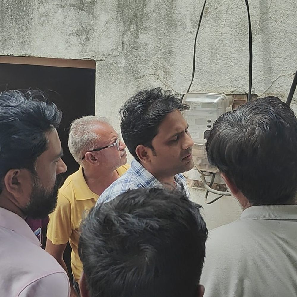 150 परिवारों ने दी मीटर जलाने की चेतावनी:सेगांव में स्मार्ट मीटर से बढ़ा बिजली बिल, 100 यूनिट से 2500 यूनिट पहुंचा बिल