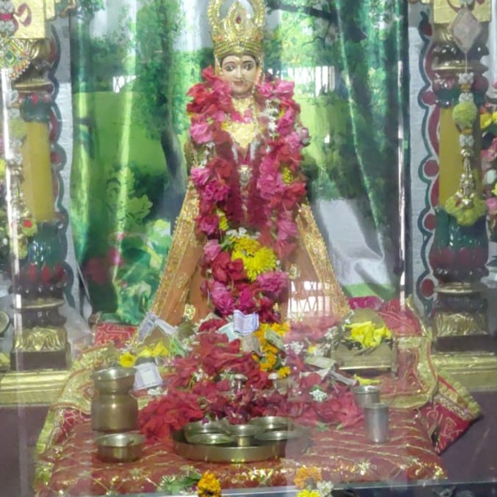 सावन के रविवार कावर में उमड़ी आस्था की भीड़:गंगा स्नान के बाद महड़ौरी देवी के दर्शन, त्रिदंडी स्वामी और भगवान राम के आश्रम में भी पहुंचे श्रद्धालु