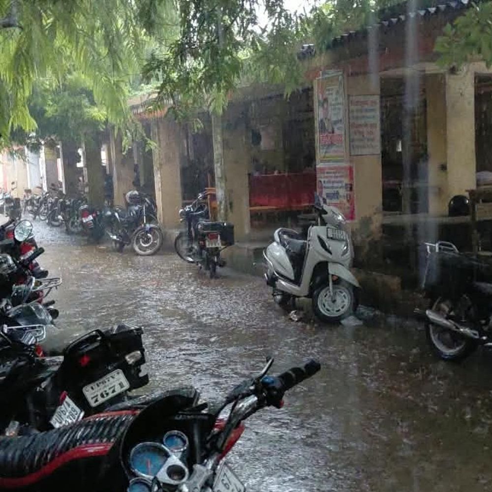 सकलडीहा में जोरदार बारिश:सड़कें बनीं झील, स्कूल-कॉलेज और आंगनबाड़ी में भरा पानी