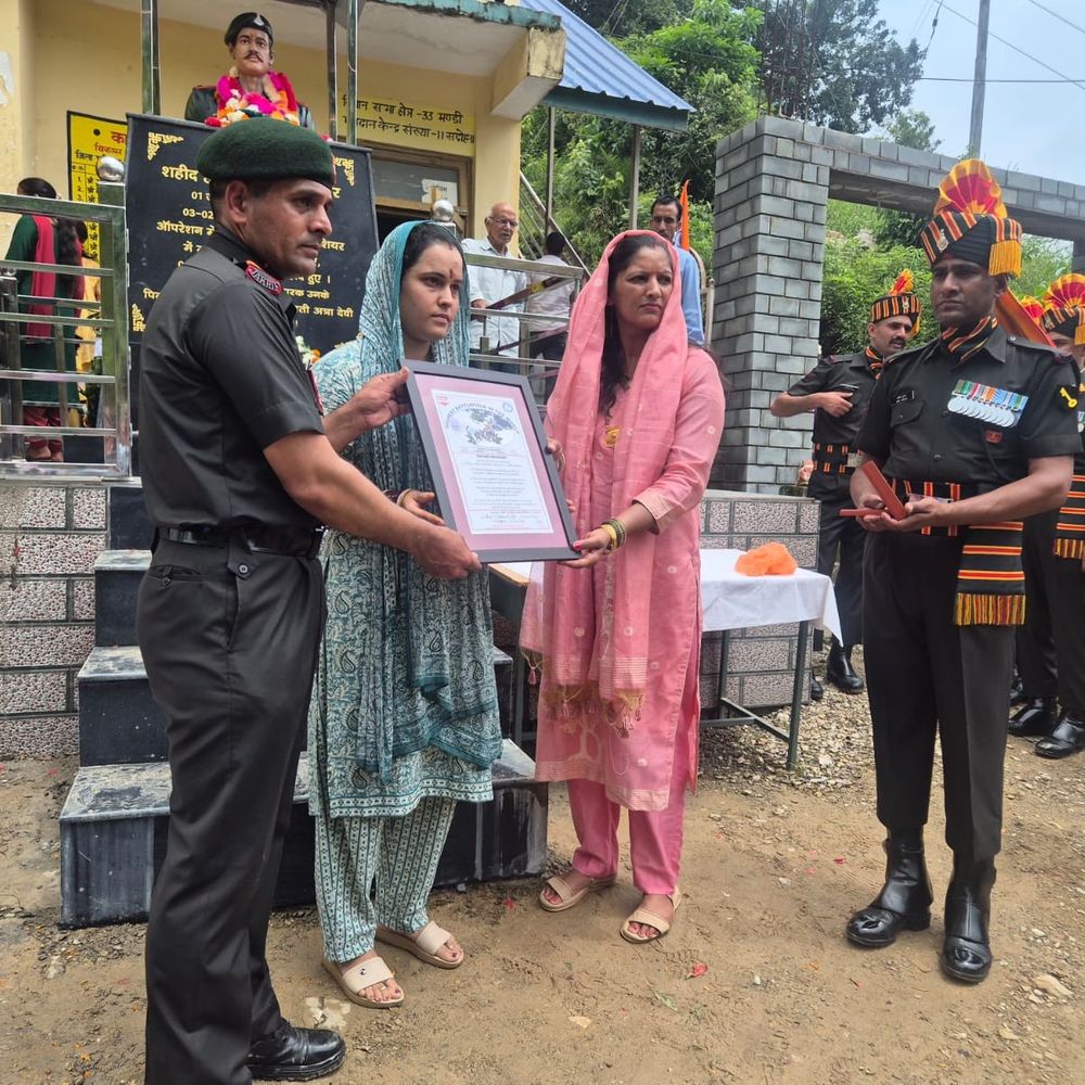 मंडी में शहीद हवलदार नवल किशोर की प्रतिमा स्थापित:जैक राइफल के जवानों ने सैन्य सम्मान से दी सलामी; सियाचिन ने पाई थी शहादत