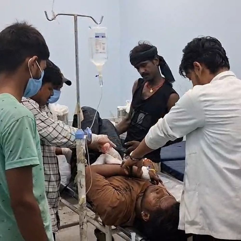 महाबीरी अखाड़ा जुलूस में युवक को चाकू मारा:गोपालगंज में लाठी लगने को लेकर विवाद, गंभीर हालत में गोरखपुर रेफर