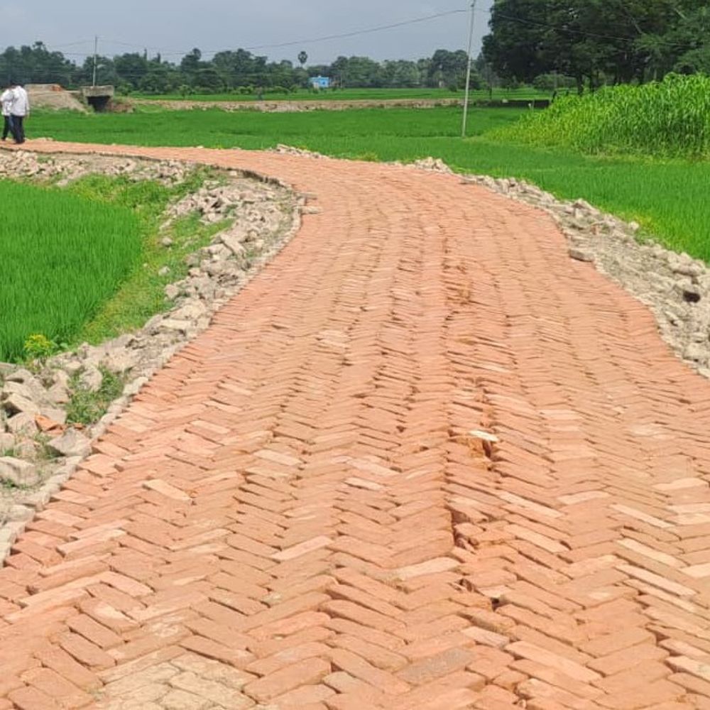सहरसा के पुरैनी में मनरेगा की 3 योजनाएं तेज:मीडिया रिपोर्ट के बाद सूचना पट्ट लगे, 1500 फीट से अधिक पथ निर्माण पूरा