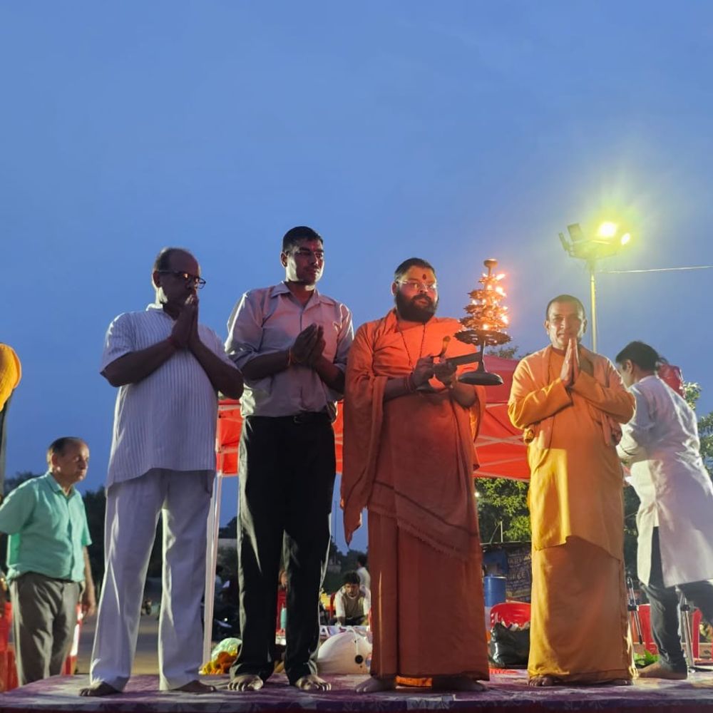 लखनऊ में गोमती तट पर 155वीं महाआरती:501 दीपों से सजाया गोमती तट; नदी की स्वच्छता और संरक्षण का संकल्प लिया