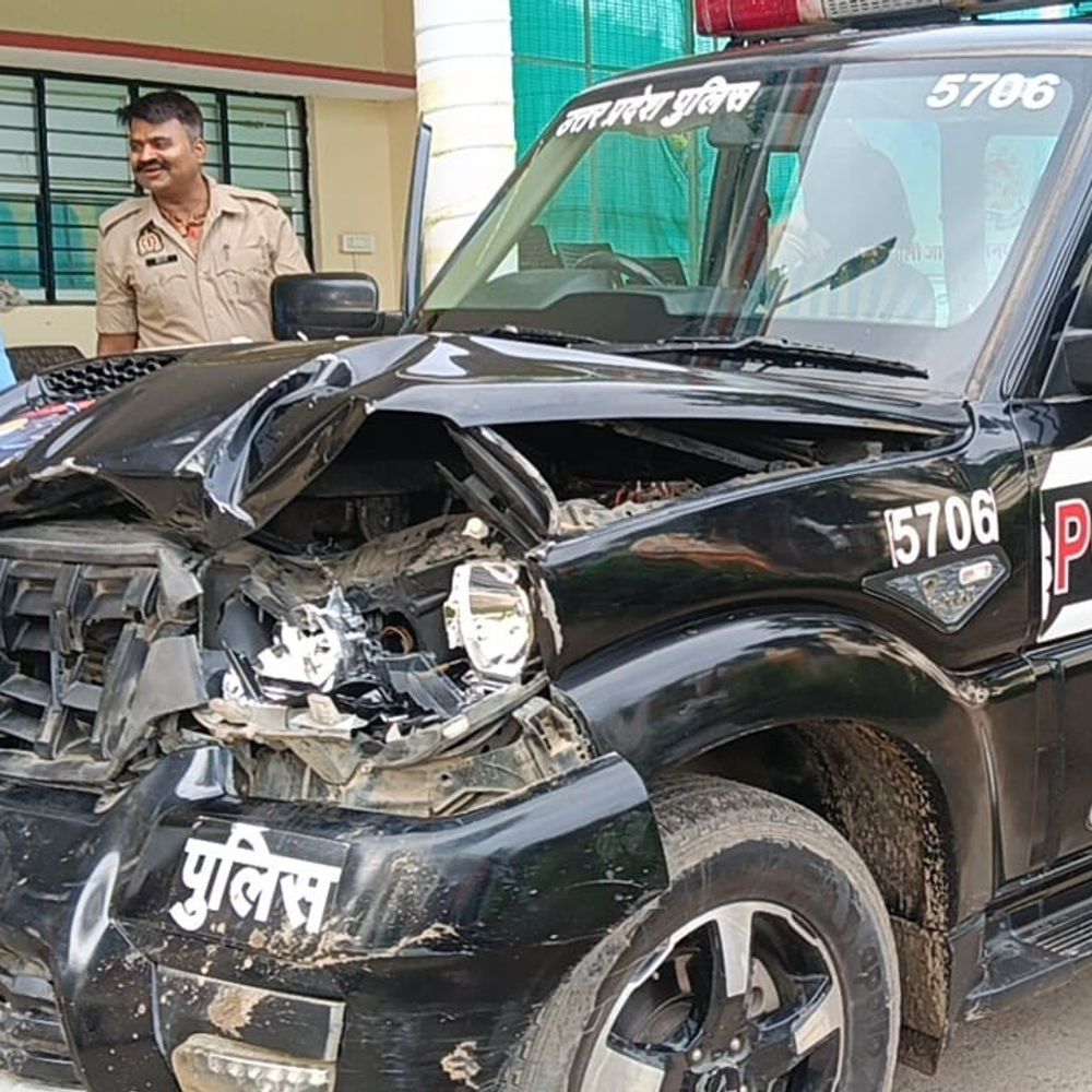 परेड के लिए जा रही पुलिस गाड़ी से टकराई नीलगाय:जालौन में बाल-बाल बचे डायल 112 के पुलिसकर्मी
