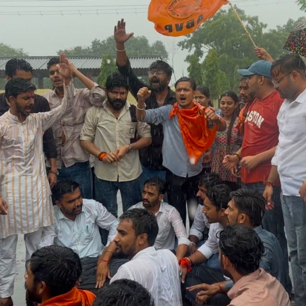 बारिश में भीगते हुए छात्राओं ने भरी हुंकार:राजगढ़ में कॉलेजों की सुविधाओं को लेकर छात्रों का हुंकार, सुविधाएं सुधारने की मांग