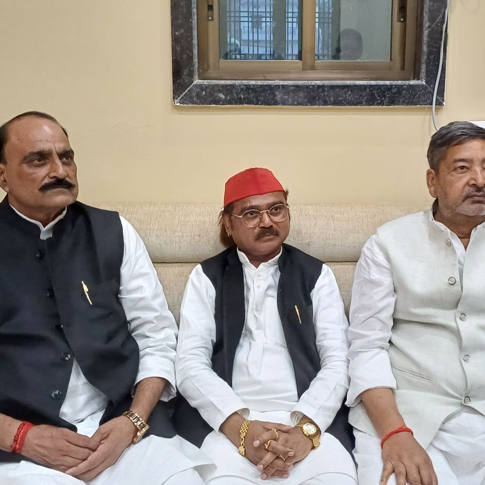 सपा ने पुलिस की ज्यादती पर उठाए सवाल:चंदौली में आदिवासियों पर कार्रवाई को लेकर डीएम से शिकायत