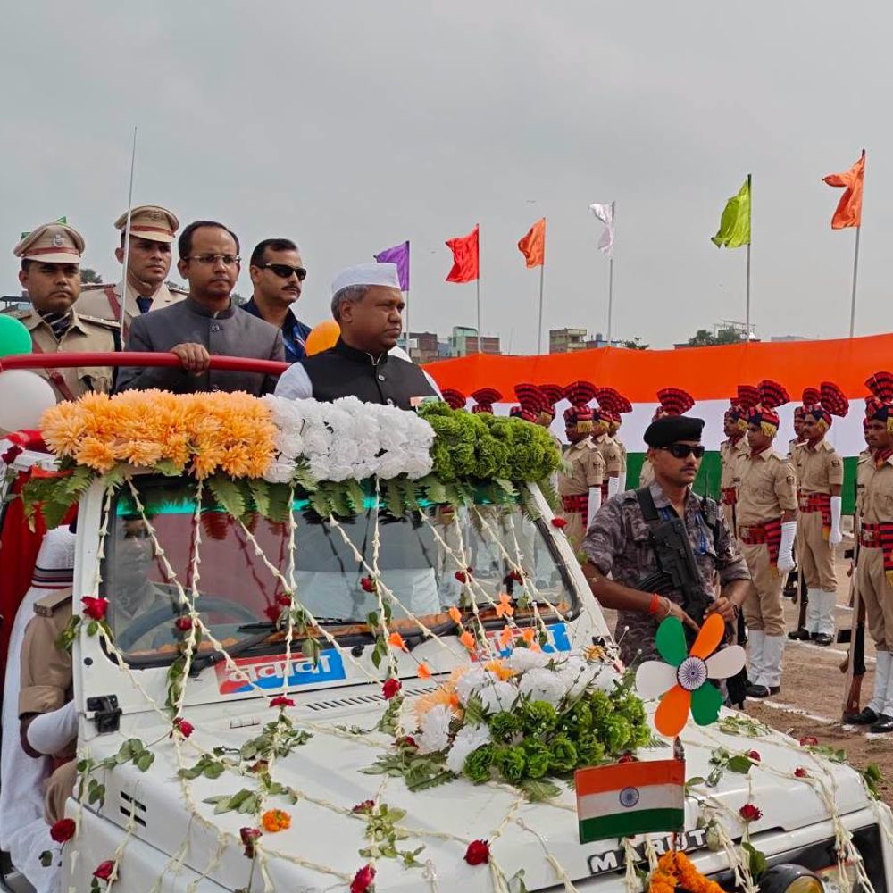 नवादा में मंत्री डॉ.संतोष कुमार सुमन ने किया ध्वजारोहण:स्वतंत्रता सेनानियों को किया सम्मानित, डीएम-एसपी समेत बड़ी संख्या में लोग रहे मौजूद
