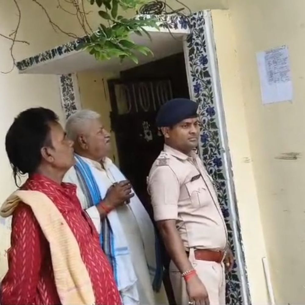 फरार आरोपी के घर ढोल-नगाड़े के साथ नोटिस चिपकाया:सीवान में शराब और आर्म्स मामले में भगोड़ा,कोर्ट के आदेश पर कार्रवाई तेज
