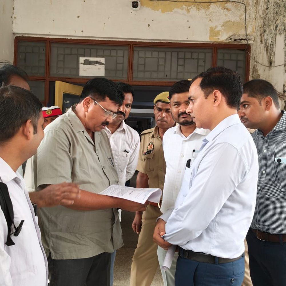दवा सेल्स कर्मचारियों ने मऊ कलेक्ट्रेट पर किया प्रदर्शन:प्रधानमंत्री के नाम 30 सूत्रीय ज्ञापन सौंपकर रखीं अपनी मांगें