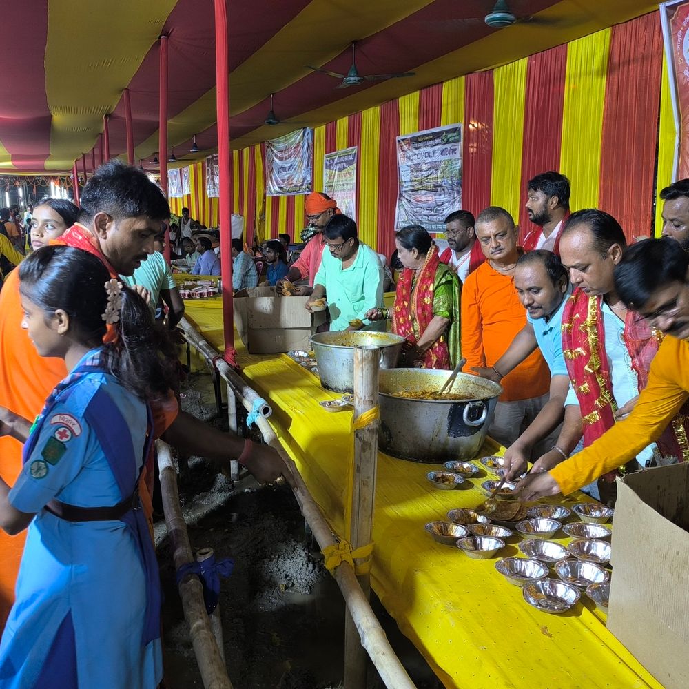 कटिहार में 10 हजार कांवरियों को मिली निशुल्क सुविधाएं:बड़ी दुर्गा स्थान पर सांस्कृतिक कार्यक्रम, भक्ति जागरण का आयोजन
